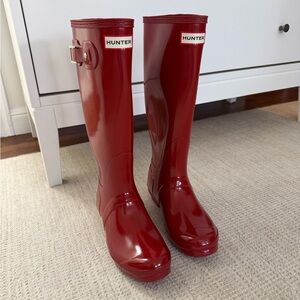 NEW W/ TAGS: Hunter Glossy Red Women’s Rain Boots